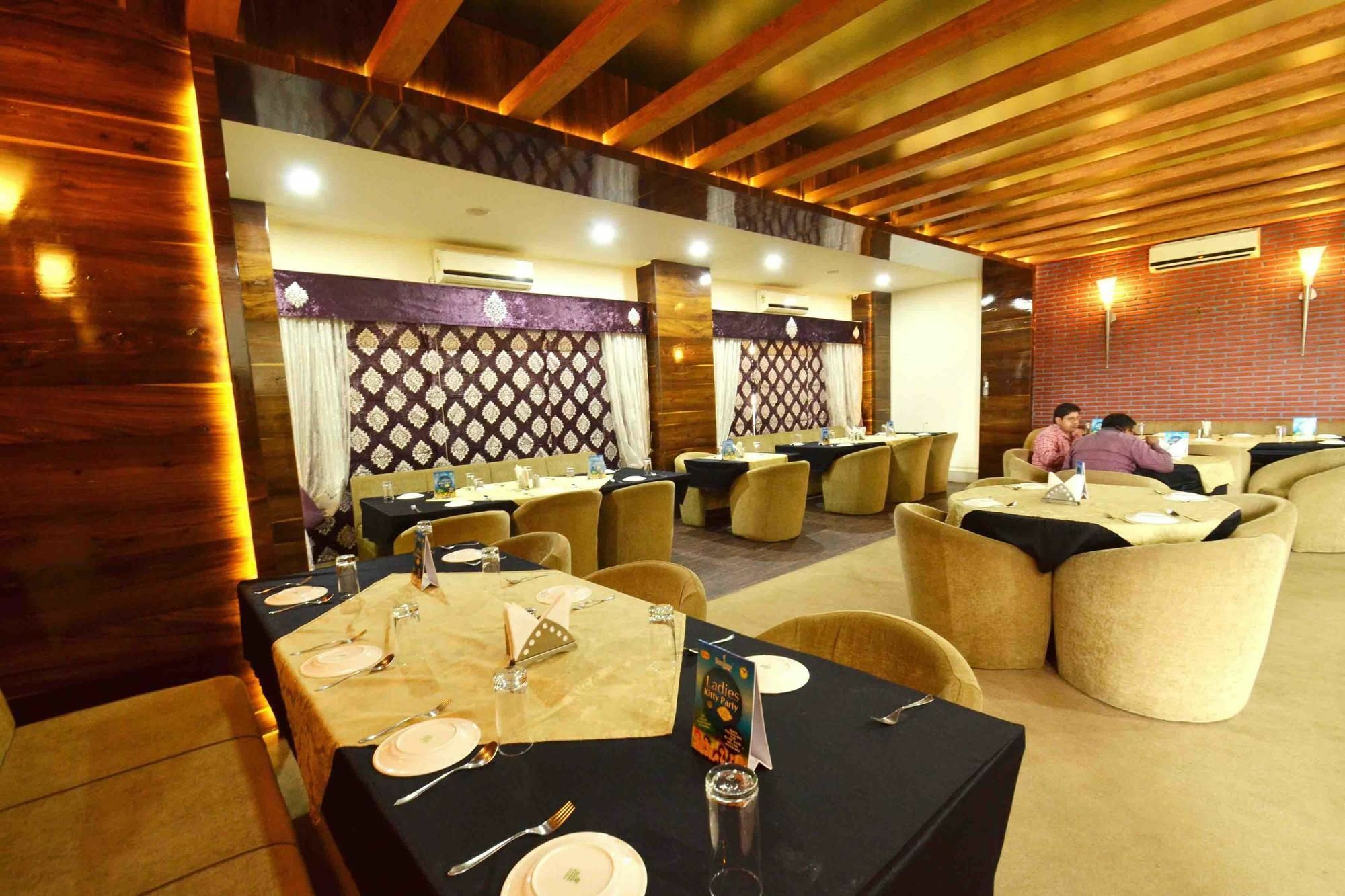 Capital O 1546 The Sensation Hotel Indore Exterior foto